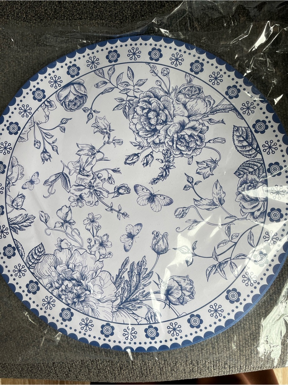 Source Unknown Blue and White Floral Round Placemat